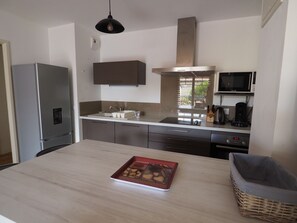 Fridge, oven, stovetop, toaster - Cozy Apartment for 2 in Arcachon Center with Terrace and Parking (Arcachon)