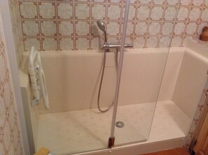 Shower, hair dryer, towels - Lodging in the heart of a village perched 500m above sea level in Provence Verte (Fox-Amphoux)