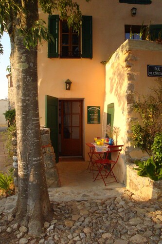 Lodging in the heart of a village perched 500m above sea level in Provence Verte