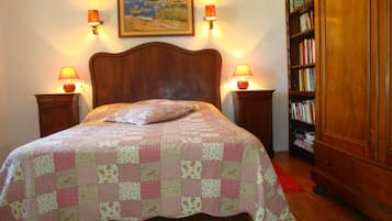 2 quartos, ferros/tábuas de passar roupa, roupa de cama