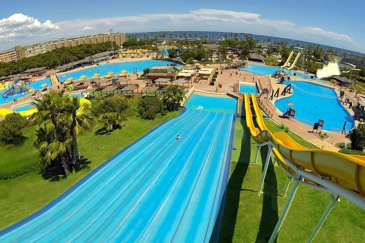 Un parc aquatique doté de nombreux toboggans et de plusieurs piscines.
