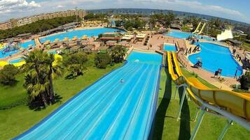 Un parc aquatique doté de nombreux toboggans et de plusieurs piscines.