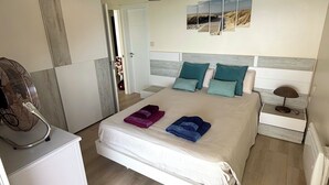 3 slaapkamers, een strijkplank/strijkijzer, reisbedje, gratis wifi