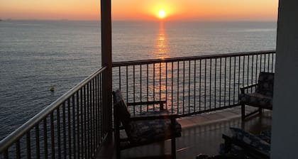 Salou erittäin kaunis ilmastoitu huoneisto 1. rivillä meri, wifi, suora pääsy merelle, autotalli