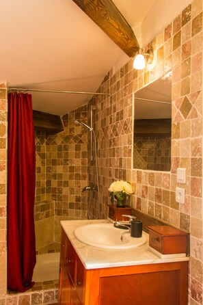 Douche, sèche-cheveux, serviettes fournies, savon