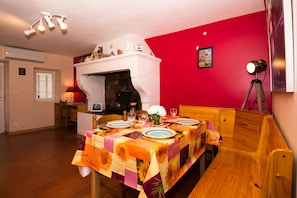 Dining - House of 70 m², air-conditioned with parking in the historic center of Saint Rémy (Saint-Rémy-De-Provence)