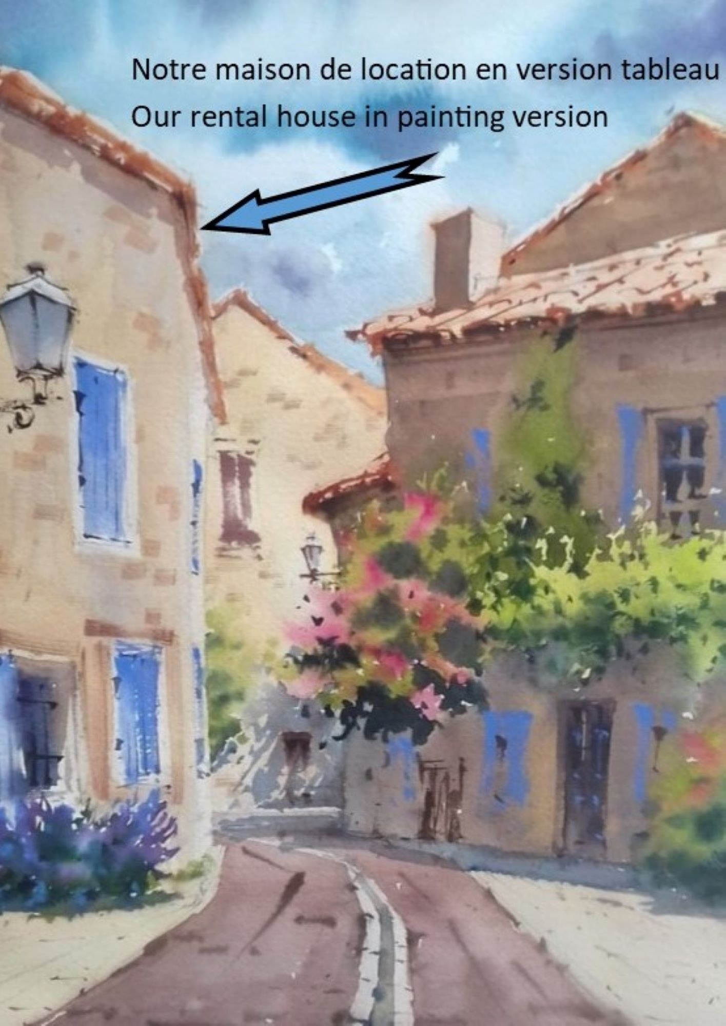 Una calle estrecha flanqueada por edificios con diversos estilos arquitectónicos, y una pequeña escalera que lleva a una puerta.