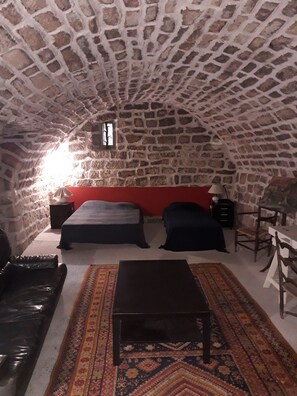 9 chambres, fer et planche à repasser, Wi-Fi, draps fournis