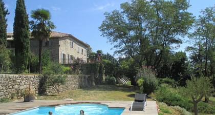 Maison de caractÚre en ArdÚche avec piscine, sauna et salle de cinéma