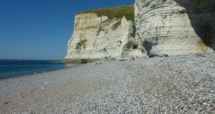 La Villa Flore, Charming thatched cottage 330 m from the sea, 6 km from Étretat!