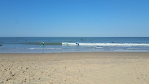A beach with a sandy shore and ocean waves. - quiet house in the heart of the pine forest in pedestrian area. Near beaches (Lacanau)
