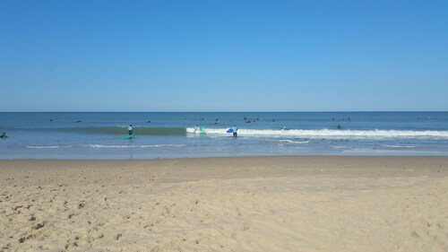 ruhiges Haus im Herzen des Kiefernwaldes in der Fußgängerzone. In der Nähe von Stränden