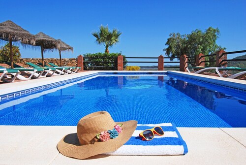 Villa Poyatos,Piscine Chauffée, Wifi, A/C,BBQ, Petfriendly, vue sur la mer !!