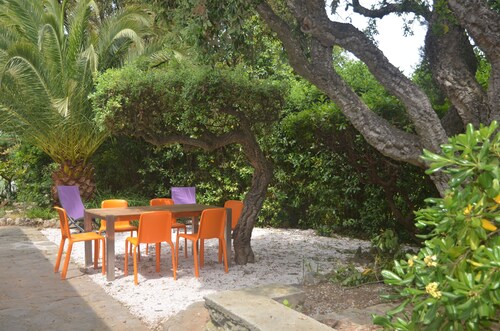 Bord de mer et très calme, RDC villa rénovée 6 personnes 90 m2  dans beau jardin