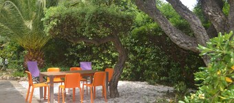 Frente a la playa y muy tranquila, bajo reformado villa de 6 personas 90 m2 de jardín