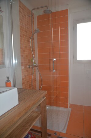Dusj, hårføner, såpe og toalettpapir