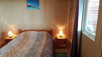 2 slaapkamers, geluiddichte muren, een strijkplank/strijkijzer, wifi