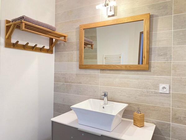 Een douche, een haardroger, handdoeken