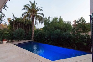 Outdoor pool, a heated pool - CONTEMPORARY VILLA IN CANNES  (Cannes)