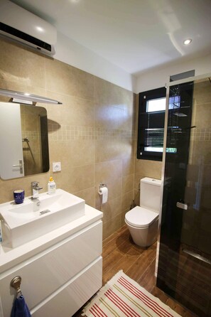 Shower, hair dryer, towels, soap - CONTEMPORARY VILLA IN CANNES  (Cannes)