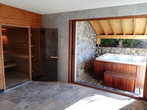 Bañera de hidromasaje cubierta