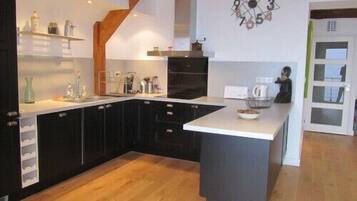 Frigorífico, microondas, horno y placa de cocina