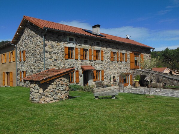 المنشأة من الخارج