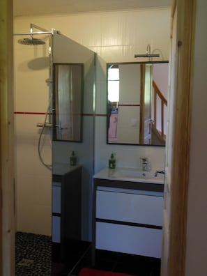 Shower, hair dryer, towels - Renovated farmhouse on the banks of the Loire (Retournac)