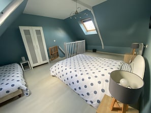 1 bedroom, bed sheets