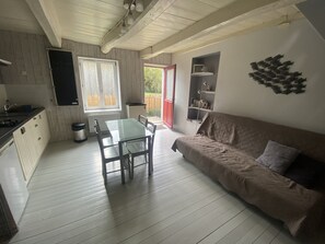 TV, DVD player, books, stereo - house near the river Rance, St Malo and Dinard (Pleurtuit)