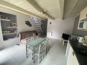 Fernseher, DVD-Player, Bücher, Stereoanlage