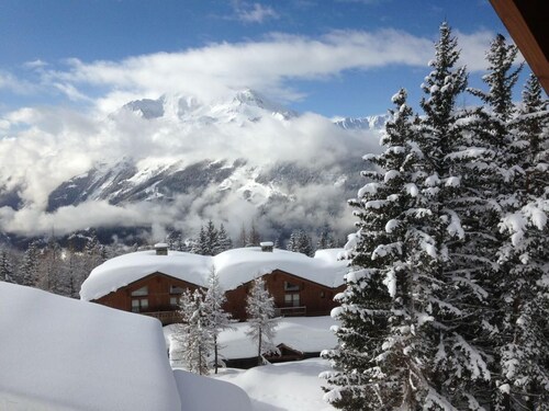 South-facing apt at the foot of the ski run. View of Tarentaise valley