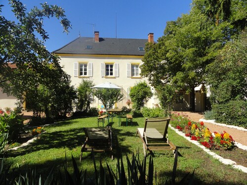 Domaine de Saint-Martin, in enclosed park with trees of 1 hectare (42155 Pouilly).