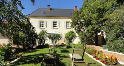 Domaine de Saint-Martin, in enclosed park with trees of 1 hectare (42155 Pouilly).