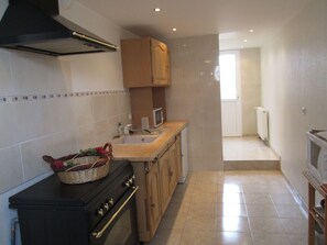 Fridge, microwave, oven, stovetop - Domaine de Saint-Martin, in enclosed park with trees of 1 hectare (42155 Pouilly). (Pouilly-Les-Nonains)