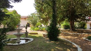 Property grounds - Domaine de Saint-Martin, in enclosed park with trees of 1 hectare (42155 Pouilly). (Pouilly-Les-Nonains)