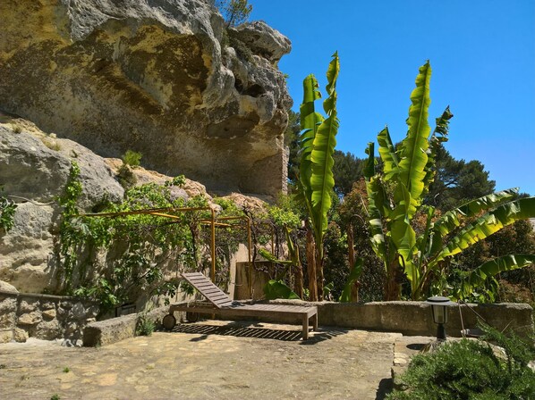 Property grounds - HOUSE IN THE ROCK IN PROVENCE (Istres)
