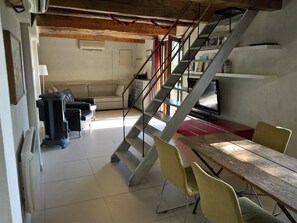 Fireplace, books - HOUSE IN THE ROCK IN PROVENCE (Istres)