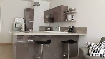 Een koelkast, een microgolfoven, een oven, een kookplaat