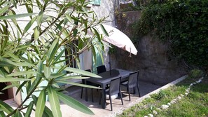 Outdoor dining - Apart. 4 * Modern Spacious with garden - Secure parking (Apt)