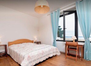 9 chambres, bureau, fer et planche à repasser, lit de bébé portatif