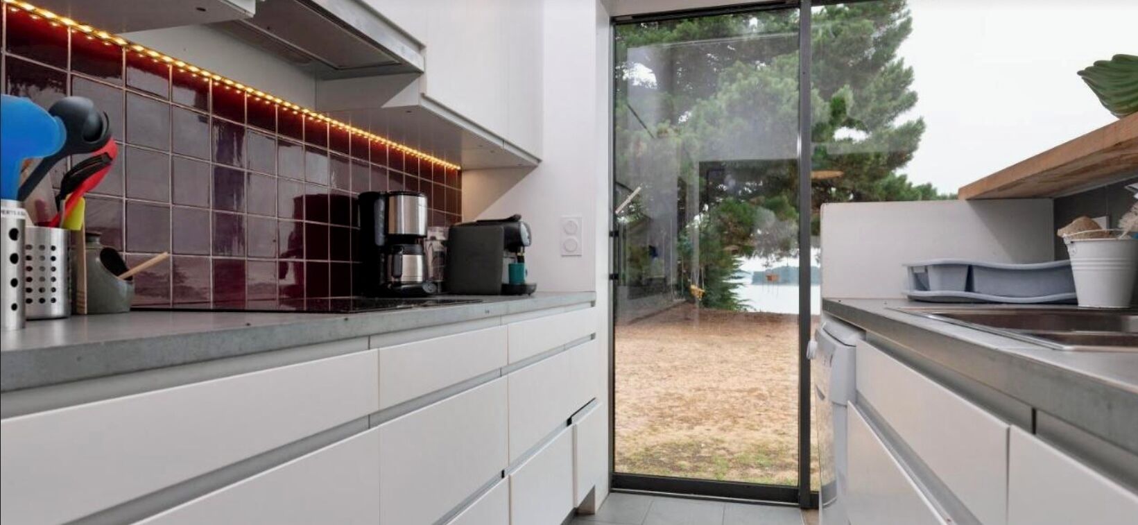 Frigorífico, microondas, horno y placa de cocina