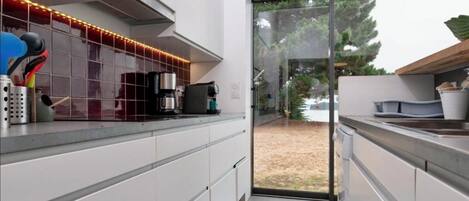 Frigorifero, microonde, forno, piano cottura