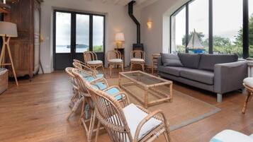 Kamin, Tischtennisplatte, Bücher, Stereoanlage