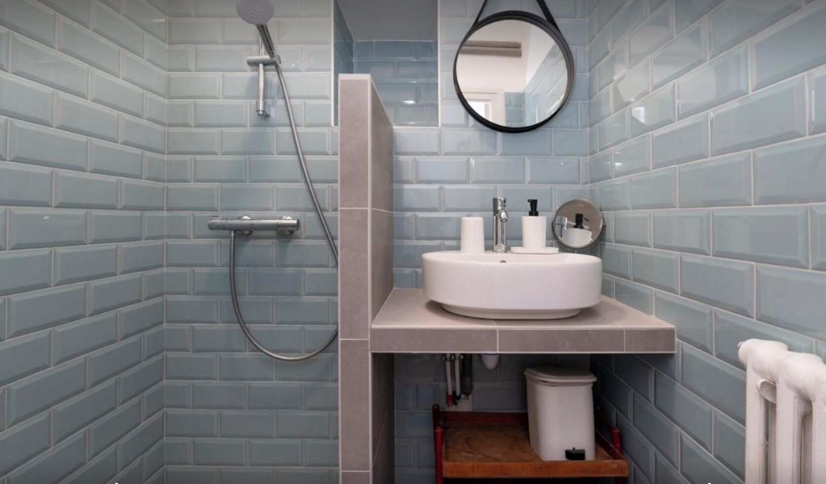 Ein Badezimmer mit Dusche, Waschbecken und Toilette.