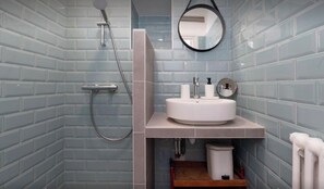 Bathtub, hair dryer, soap, shampoo - Large family property by the sea, 9 bedrooms, sleeps 19, sea view (Île-Aux-Moines)