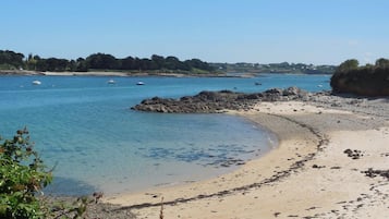 Una spiaggia nelle vicinanze