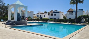 Charming air-conditioned house in residence with swimming pool, near beach wifi fiber