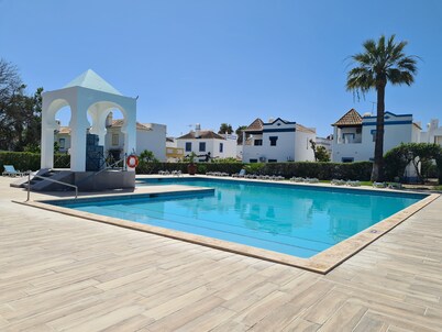 Charming air-conditioned house in residence with swimming pool, near beach wifi fiber