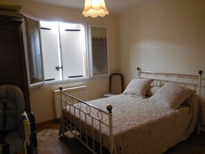 2 quartos, ferros/tábuas de passar roupa